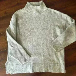 Beautiful Topshop women’s sweater. Warm and cozy. Great shape